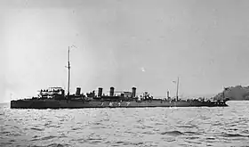 1918年(大正7年)頃、横須賀軍港での「曙」。掃海設備を艦尾に設置している。#日本海軍全艦艇史(1994)下巻p.505, 写真No.1257の解説