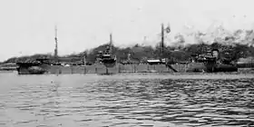修理のため佐世保に入港した大瀬(1943年7月8日)#日本海軍全艦艇史p.865。。艦首側面の膨らみと船尾の垂下は被雷によるもの。