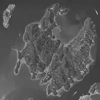1986年国土交通省 国土地理院 地図・空中写真閲覧サービスの空中写真を基に作成。中央下が福浦港で、堤防で仕切っている内側でアワビ養殖が行われていた。