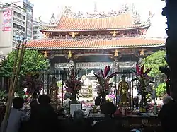 艋舺龍山寺(台湾、台北市)。「銅鑄龍柱」と呼ばれる、台湾唯一の銅製の龍柱がある