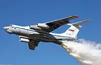 会場に散水を行うIL-76MDP輸送機（消防機型）（2013年大会）