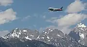 テトンにて空港に近づいているアメリカン航空のA319
