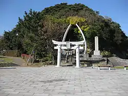 クジラの骨が鳥居となっている海童神社。
