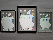 iPad（2018年）。 左からiPad Pro 11インチ、iPad Pro 12.9インチ、iPad 9.7インチ。