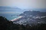 大山から望む日出園地周辺と伊良湖ビューホテル、その左奥に小築海島、大築海島、答志島(三重県鳥羽市の島々)