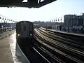 &nbsp;2&nbsp;系統がウェスト・ファームズ・スクエア-イースト・トレモント・アベニュー駅に入線する