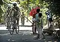 東ティモールを自転車で哨戒する、ISF（英語版）部隊のオーストラリア兵士