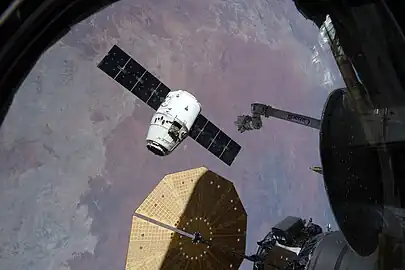 ISS近傍でのドラゴン