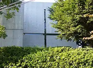 光の十字架を外部から見る