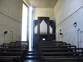 礼拝堂内のパイプオルガン