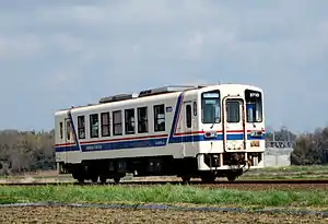金上駅-中根駅間を走るキハ3710形気動車（2007年）