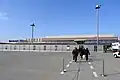 制限区域側から見た空港ターミナルビル。ターミナルと駐機場の間に仕切りが設置されている。