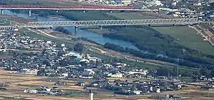 養老山地から望む揖斐川に架かる下方下流側の揖斐川橋梁(東海道新幹線)と上方上流側の岐阜県道18号大垣一宮線の大垣大橋(2014年11月4日撮影)