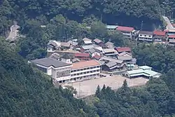 伊吹北尾根から望む揖斐川町立春日小学校(2017年6月22日撮影)