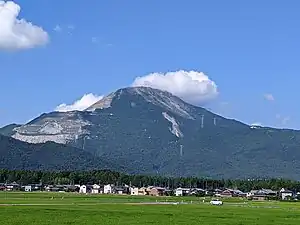 新観音坂トンネル東詰から撮影した伊吹山（2022年8月7日）