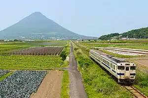 指宿枕崎線を走行するキハ47形と開聞岳(2023年5月 大山駅 - 西大山駅間)