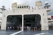 ヘリコプター格納庫（奥には『砕氷艦しらせ』）と書かれた横断幕が見える