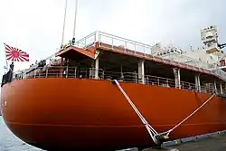しらせ艦尾に掲揚される自衛艦旗
