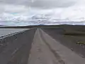 ダムの上を走る道路 (2005年)