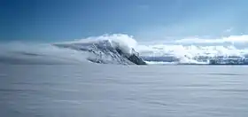 ヴァトナヨークトル氷河の中の火山湖グリムスヴォトン