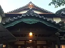 本館の唐破風屋根