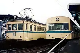 デハ1形電車（左）・80系（右）