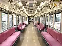 3扉車の車内