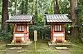 天降神社・市神社（左）、馬場殿神社（右）