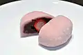 求肥をピンクに着色したいちご大福