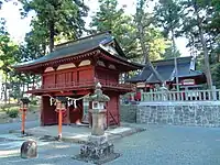 楼門(左)と拝殿