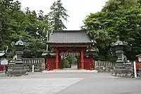 総門（惣門）大鳥居と総門は同じ高さにある。
