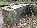 門近くの袖垣。一部ブロックで補修