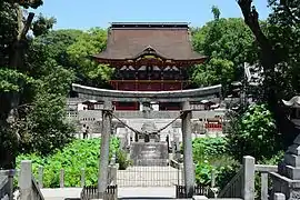 伊賀八幡宮鳥居、神橋及び随身門（2016年（平成28年）7月）