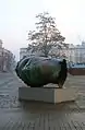 『Eros Bendato』（1999年、ブロンズ）2003年、クラクフでの展示