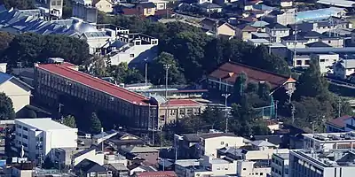 飯田市立追手町小学校校舎（左）と飯田市立追手町小学校講堂（右）