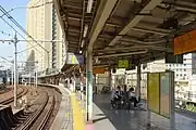 大きく湾曲している移設前のホーム（2016年6月）