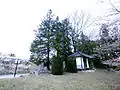 飯野堰堤公園の対岸にある観音堂 ダム工事の殉職者を供養している(2015年4月)