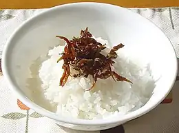 ご飯のおかずとして載せられたイカナゴ佃煮