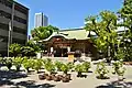 境内(左に大阪府神社庁ビル)