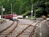 駅舎側から見た構内。右に分岐するのは堂平までの貨物線