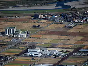池田山から見下ろす池田町立池田小学校と揖斐川(2014年11月10日)
