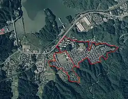 屋内町(赤い線の左側)と池上町(2008年)出典:『国土交通省「国土画像情報(モノクロ空中写真)」(配布元:国土地理院地図・空中写真閲覧サービス)』