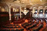 イリノイ州議会の本会議場（左: 上院, 右: 下院）