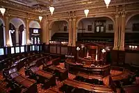 イリノイ州議会の本会議場（左: 上院, 右: 下院）
