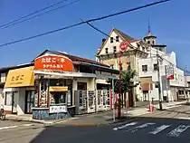 南東側には煙草屋などを併設