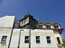 東側より建物上部の塔屋を見上げる