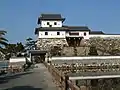 外観復元された高麗門と山里櫓
