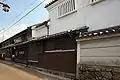 隣接する今西清兵衛商店（現管理者）の店舗を望む