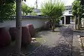 庭：玄関より門への視点