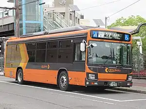 「いまざとライナー」専用車両(2020年5月 杭全停留所)
